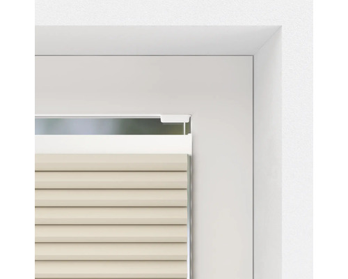 Detaljbild av en plisségardin på fönstret