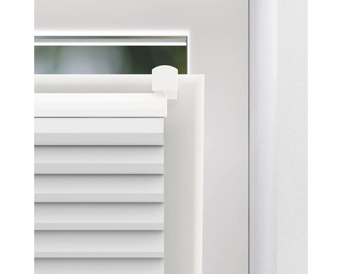 Närbild av en vit persienn på ett fönster