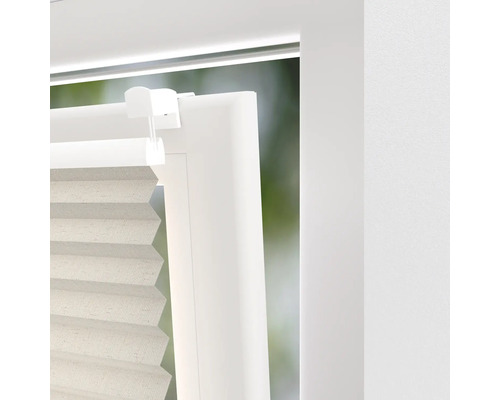 Detaljvy av en plisségardin på ett fönster