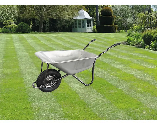 Skottkärra i trädgården på gräsmattan