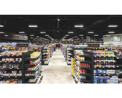 Gångvy i en butik med hyllor fulla av produkter