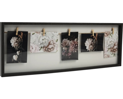 Dekorativ fotoram med bilder av blommor, hållna av klädnypor