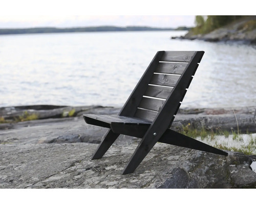 Trädgårdsstol i trä vid sjön