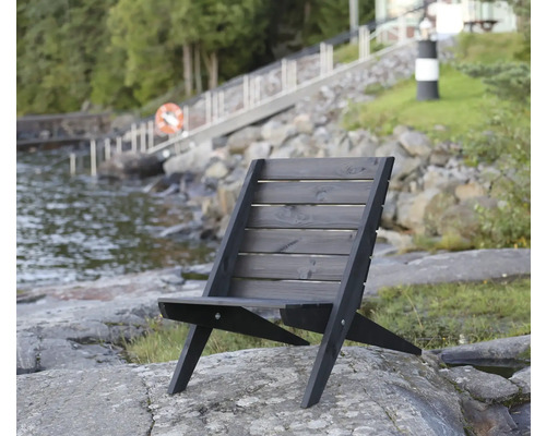 Träsolstol på klippor vid sjön