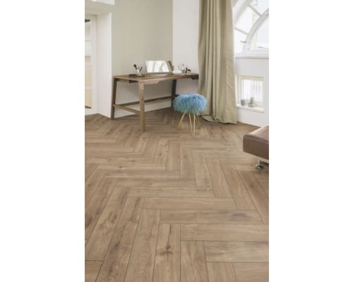 Interiör med trägolv i fiskbensmönster, sminkbord och pall