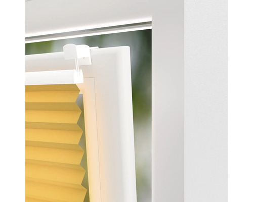 Detaljbild av en plisségardin på en fönsterkarm