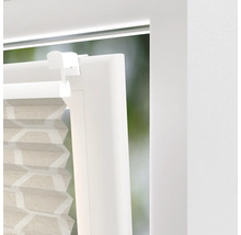 Detaljvy av en plisségardin på en fönsterkarm