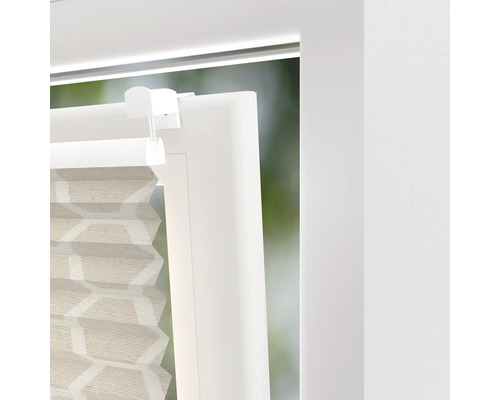 Detaljvy av en plisségardin på en fönsterkarm