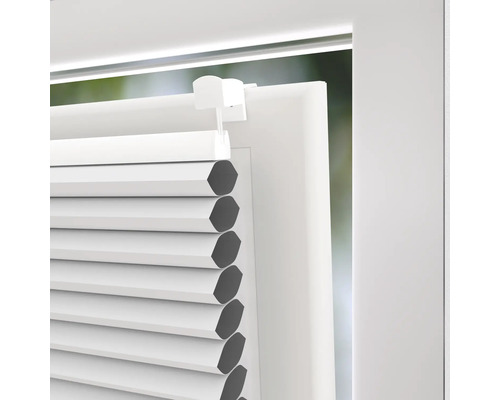 Detaljvy av en plisségardin på fönstret