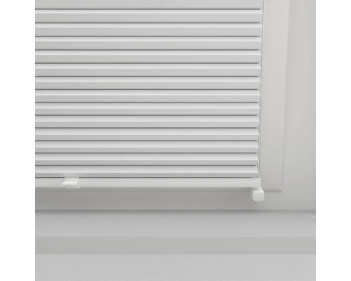 Stängd plisségardin vid fönstret