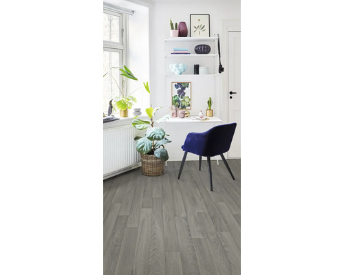 Ljust vardagsrum med grått vinylgolv, skrivbord och dekoration