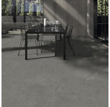 Grå golvplattor utomhus med bord och stolar