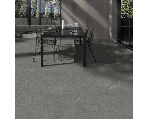 Grå golvplattor utomhus med bord och stolar