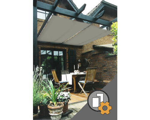 Terrass med solsegel och trädgårdsbordset