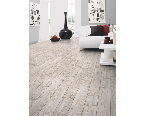 Ljust vardagsrum med trägolv i plankutseende