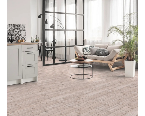 Vardagsrum med trägolv, soffa och köksbänk