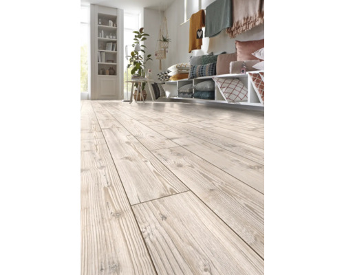 Ljust trägolv i ett vardagsrum med hyllor och dekoration