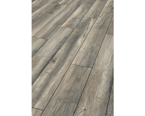 Lagt laminatgolv med träutseende.