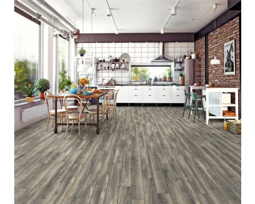 Ljust kök med trägolv, matbord och stolar.