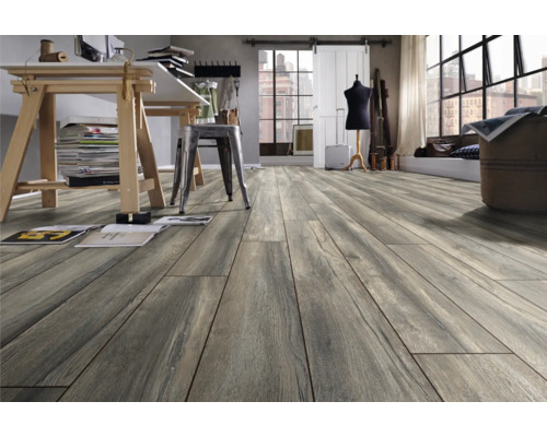 Interiör med golvbeläggning i trälook, med arbetsbord och stol