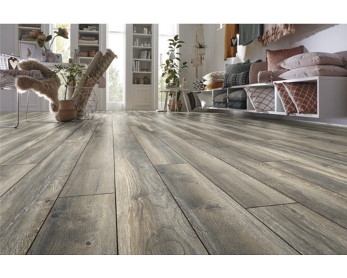 Lagt laminatgolv i vardagsrummet