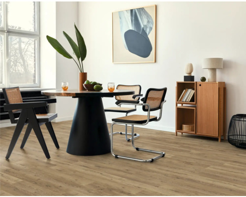 Matsal med matbord, stolar och trägolv