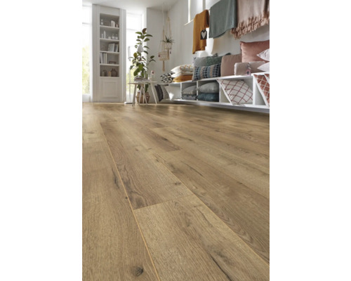 Ljust rum med laminatgolv i träutseende, hyllor och dekorationer