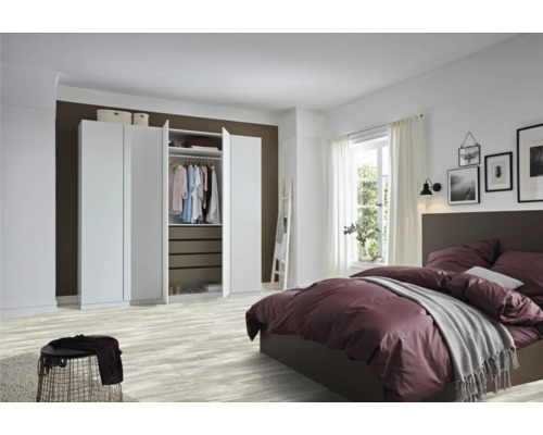 Ljust sovrum med garderob, säng och fönster