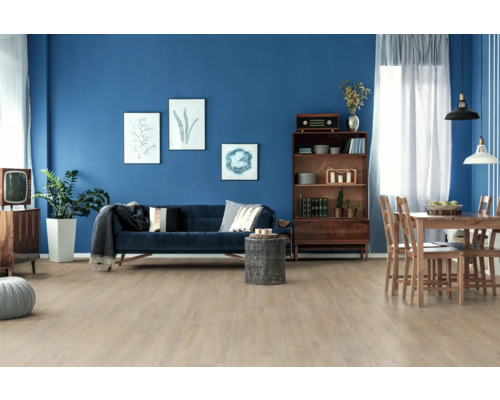 Vardagsrum med soffa, matbord och trägolv