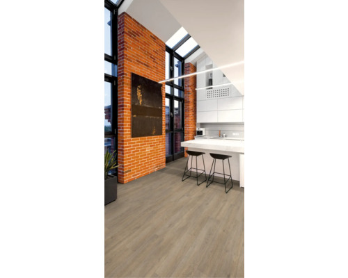 Ljust rum med golv, tegelvägg och kök