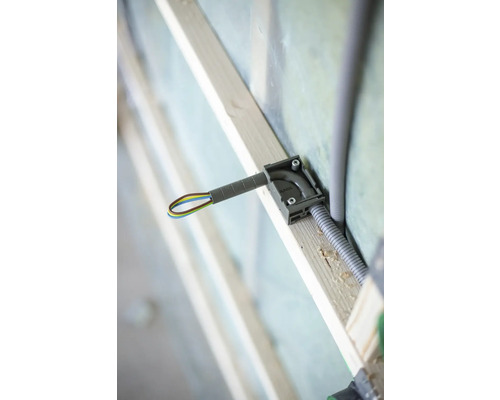 Installerad kopplingsdosa med kabel i en trävägg