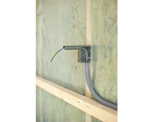 Installationsbox med kablar på en vägg