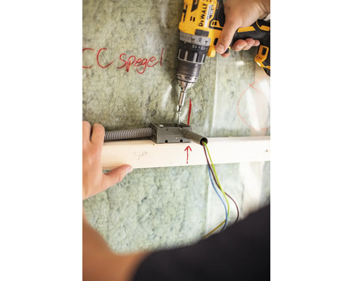 Installation av en eluttagsbox med en sladdlös skruvdragare