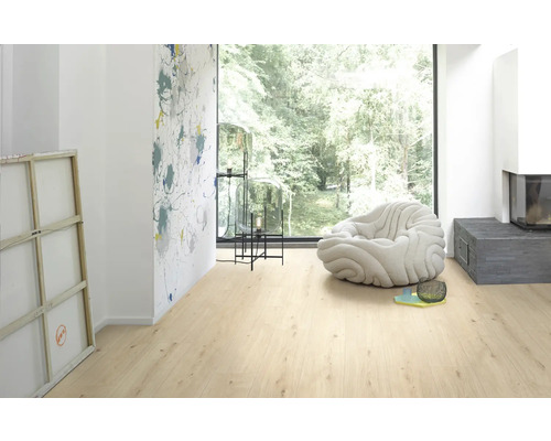 Ljust rum med laminatgolv, fåtölj och dekoration