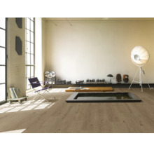 Ljust rum med trägolv, fåtölj och dekoration