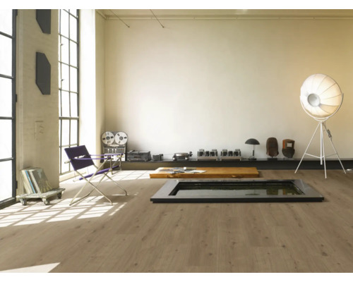 Ljust rum med trägolv, fåtölj och dekoration