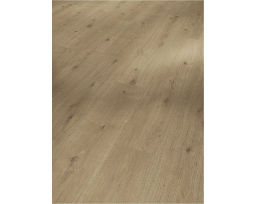 Närbild av lagt laminatgolv med träutseende.