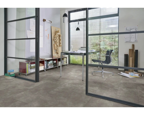 Kontorsrum med golvplattor, skrivbord och hyllor