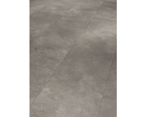 Lagda golvplattor inomhus.