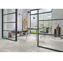 Kontorsrum med golvplattor, skrivbord och kontorsmöbler.