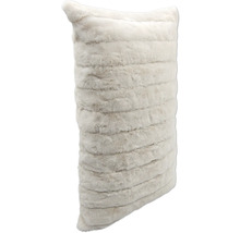 Prydnadskudde i fuskpäls med horisontellt randigt mönster