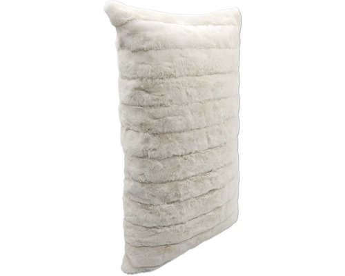 Prydnadskudde i fuskpäls med horisontellt randigt mönster