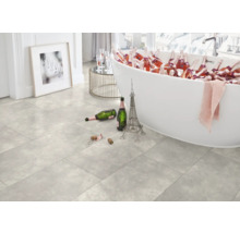 Ljust rum med badkar fyllt med dryckesflaskor, klinkergolv, Eiffeltornsdekoration och tavla på väggen