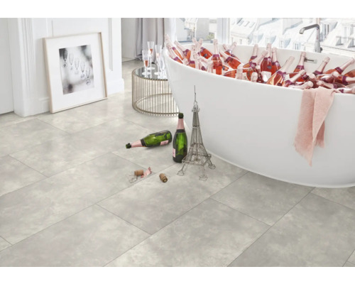 Ljust rum med badkar fyllt med dryckesflaskor, klinkergolv, Eiffeltornsdekoration och tavla på väggen