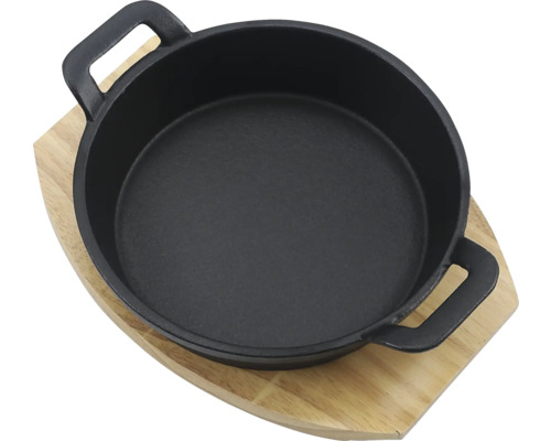 Gjutjärnspanna på träbräda