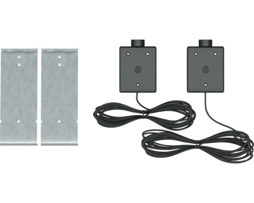 Två metallstödplattor med hål och två rektangulära höljen med kablar