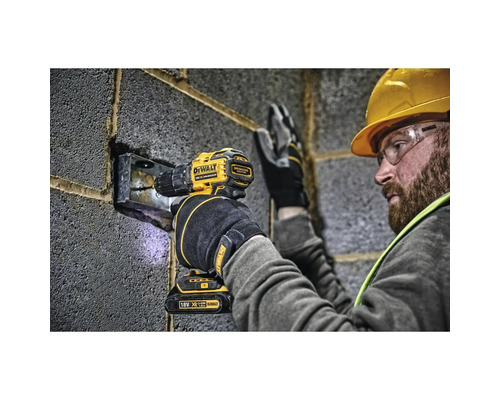 Hantverkare borrar i en vägg med en DeWalt sladdlös skruvdragare.