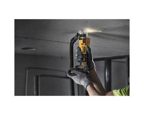 En person använder en DeWalt gipsskivspiralsåg för att såga ett hål i ett tak.