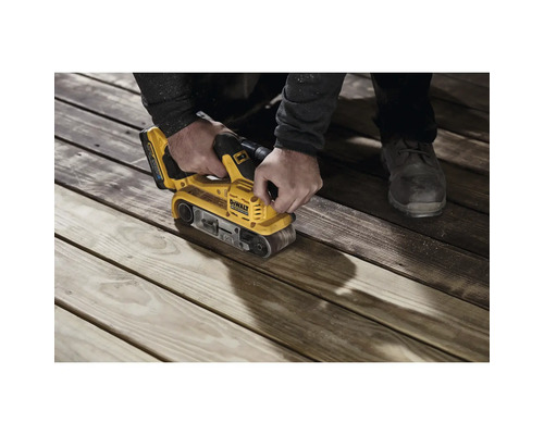Hantverkare slipar trä med en bandslip från DeWalt