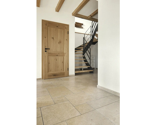 Hall med trädörr, trappa och klinkergolv